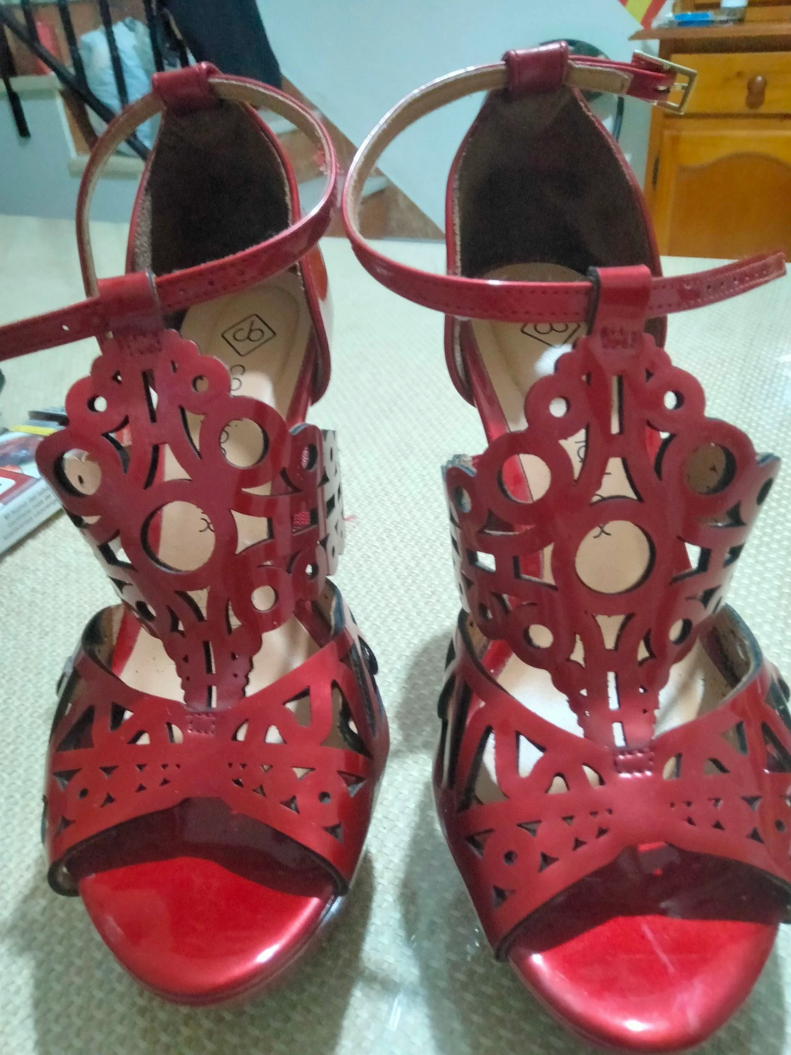 Tacones de fiesta rojos.